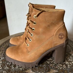 Women's timberland boots. Worn a couple times. Excellent condition.